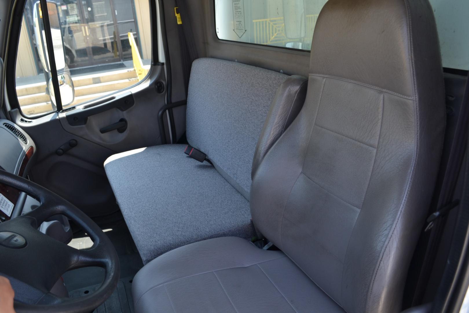 2017 WHITE /BLACK FREIGHTLINER M2-106 with an CUMMINS ISB 6.7L 220HP engine, ALLISON 2200RDS AUTOMATIC transmission, located at 9172 North Fwy, Houston, TX, 77037, (713) 910-6868, 29.887470, -95.411903 - Photo#15